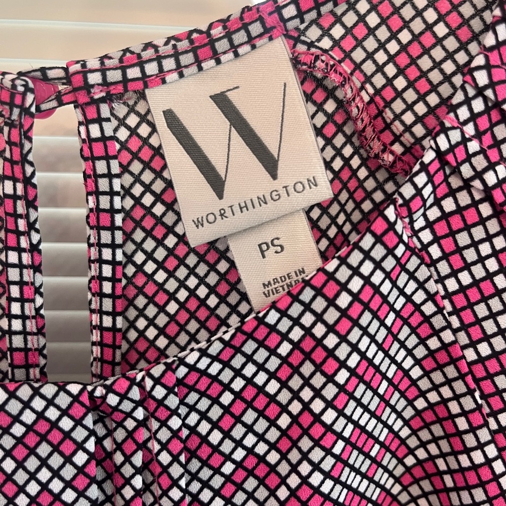 Perfect for the office, darling pink and black print.